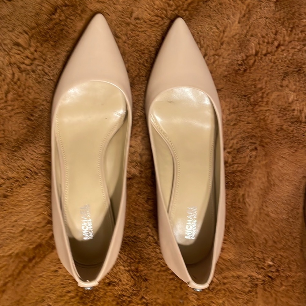 Micheal Kors kitten heel pump, light blush, size 7